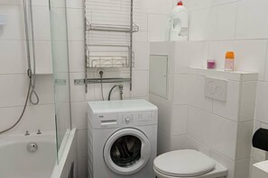 Séchoir à cheveux, serviettes fournies, savon, shampooing