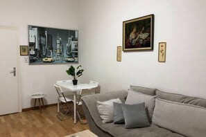 Living area - Joyful 2BR Apt. @ Millenium Tower and The Danube (Wien)