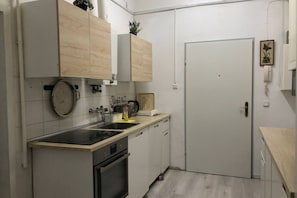 Réfrigérateur, four à micro-ondes, un four, surface de cuisson