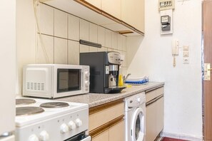 ثلاجة، ميكروويف، فرن، موقد طهي مسطح