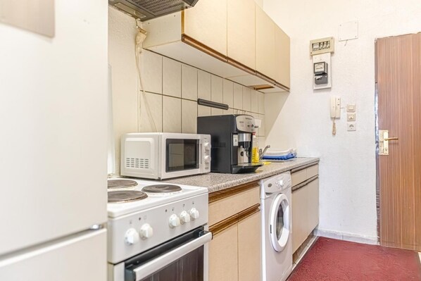 ثلاجة، ميكروويف، فرن، موقد طهي مسطح