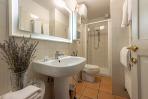 Dusche, Haartrockner, Bidet, Handtücher