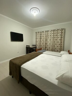 Classic Room | Laptop workspace, free WiFi, bed sheets - Vale do Paraíso Inn (Navegantes)