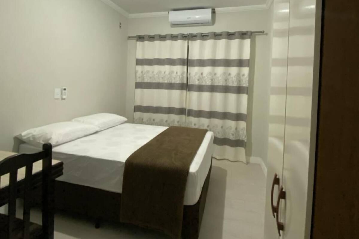 مساحة عمل للكمبيوتر المحمول وواي فاي مجانًا وملاءات أسرّة