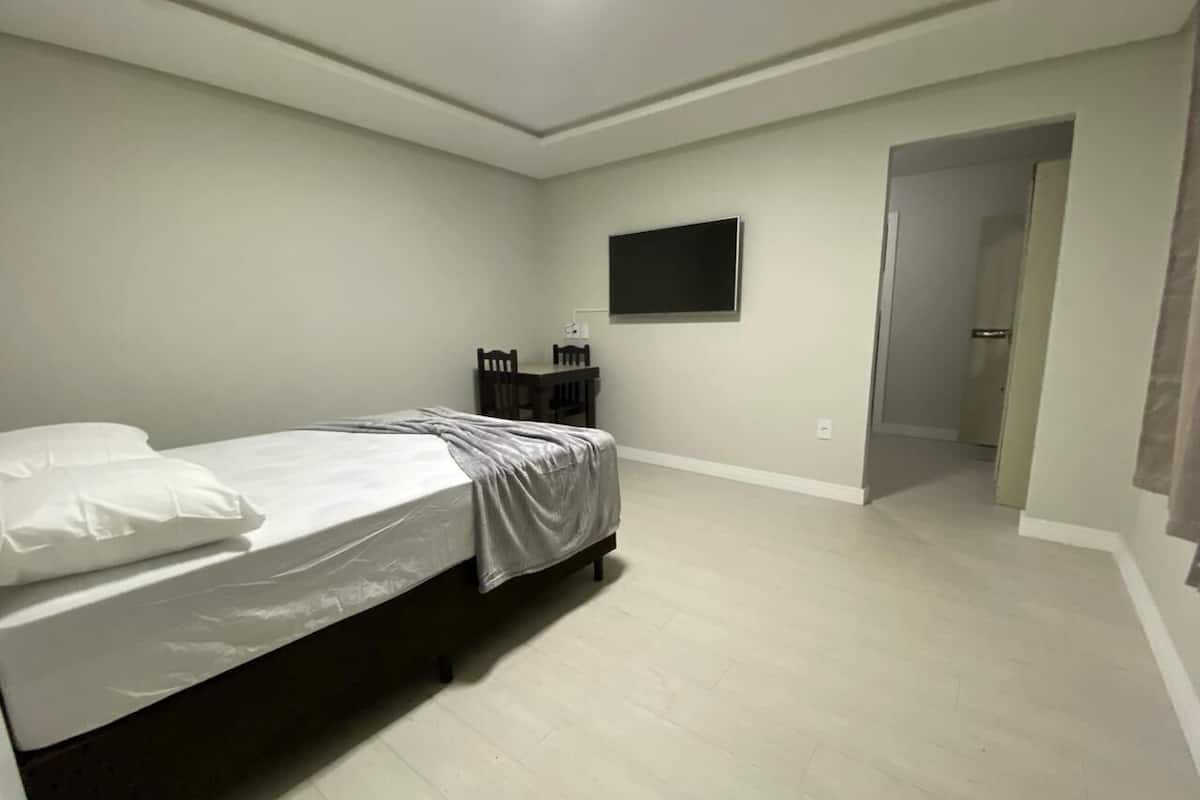 Family Room | Laptop workspace, free WiFi, bed sheets