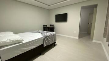 Chambre Familiale | Espace de travail pour ordinateur portable, Wi-Fi gratuit, draps fournis