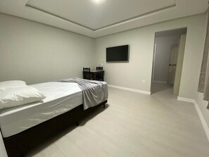 Chambre Familiale | Espace de travail pour ordinateur portable, Wi-Fi gratuit, draps fournis