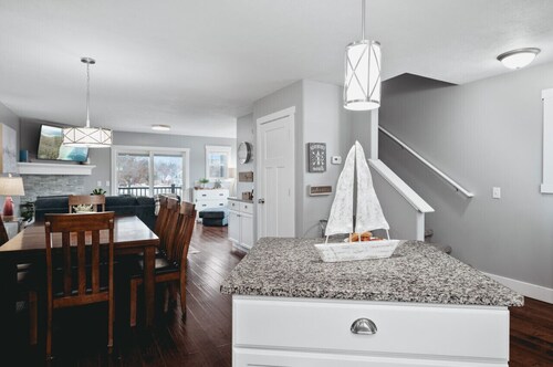 The Harbor 3BR Townhouse Near Downtown Beaches Wineries