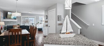 The Harbor 3BR Townhouse Near Downtown Beaches Wineries