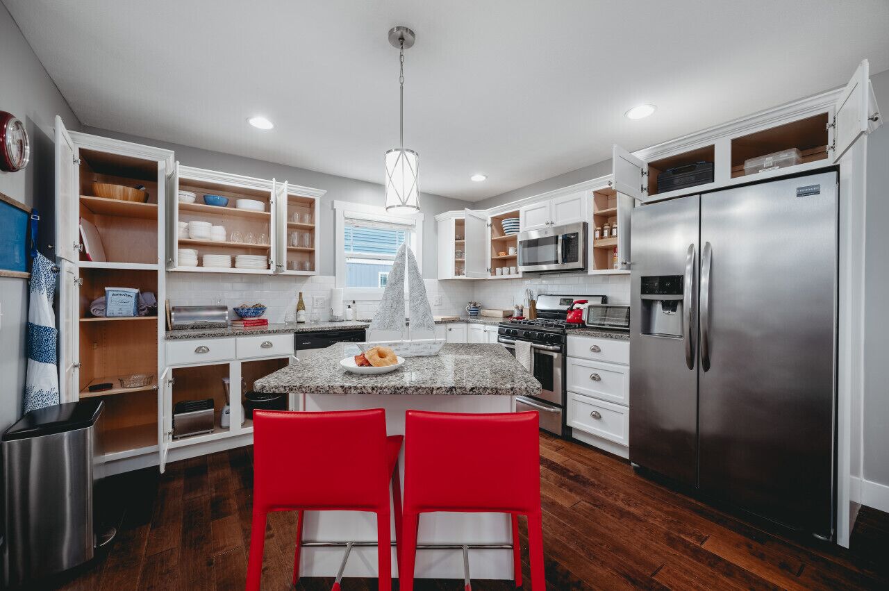 Réfrigérateur, micro-ondes, four, plaque de cuisson