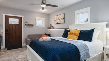 1 soveværelse, skrivebord, strygejern/strygebræt, weekendseng