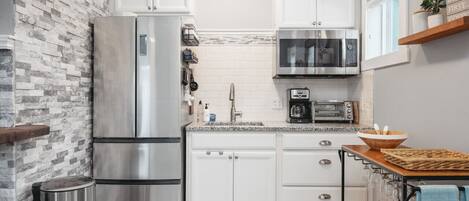 Refrigerador, microondas, parrilla de estufa y cafetera y tetera