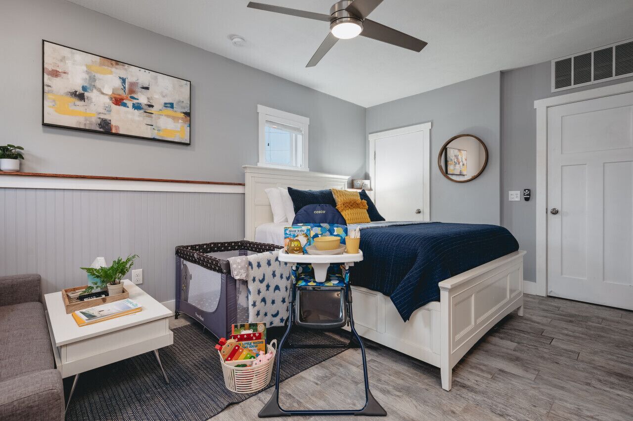 1 soverom, skrivebord, strykejern/-brett og reiseseng for barn