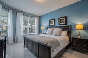 5 soverom, skrivebord, strykejern/-brett og reiseseng for barn