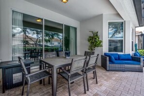 屋外ダイニングエリア