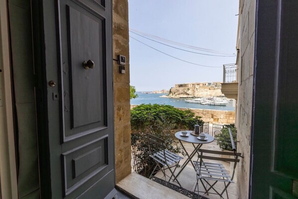 Outdoor dining - Harbour Mansion 2 bedroom Maisonette (Birgu)