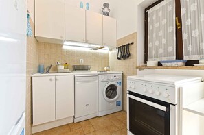 Fridge, microwave, oven, stovetop - Holiday apartment with pool (Barbariga)