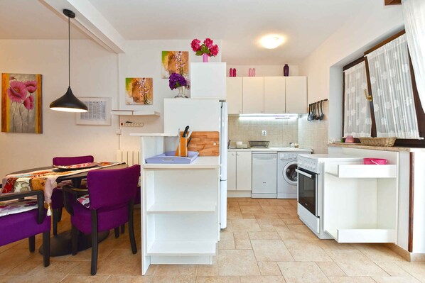 Réfrigérateur, un four, surface de cuisson, lave-vaisselle