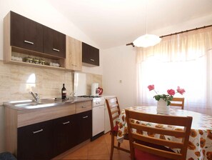 Fridge, oven, stovetop, coffee/tea maker - Holiday apartment with air conditioning (Fažana)