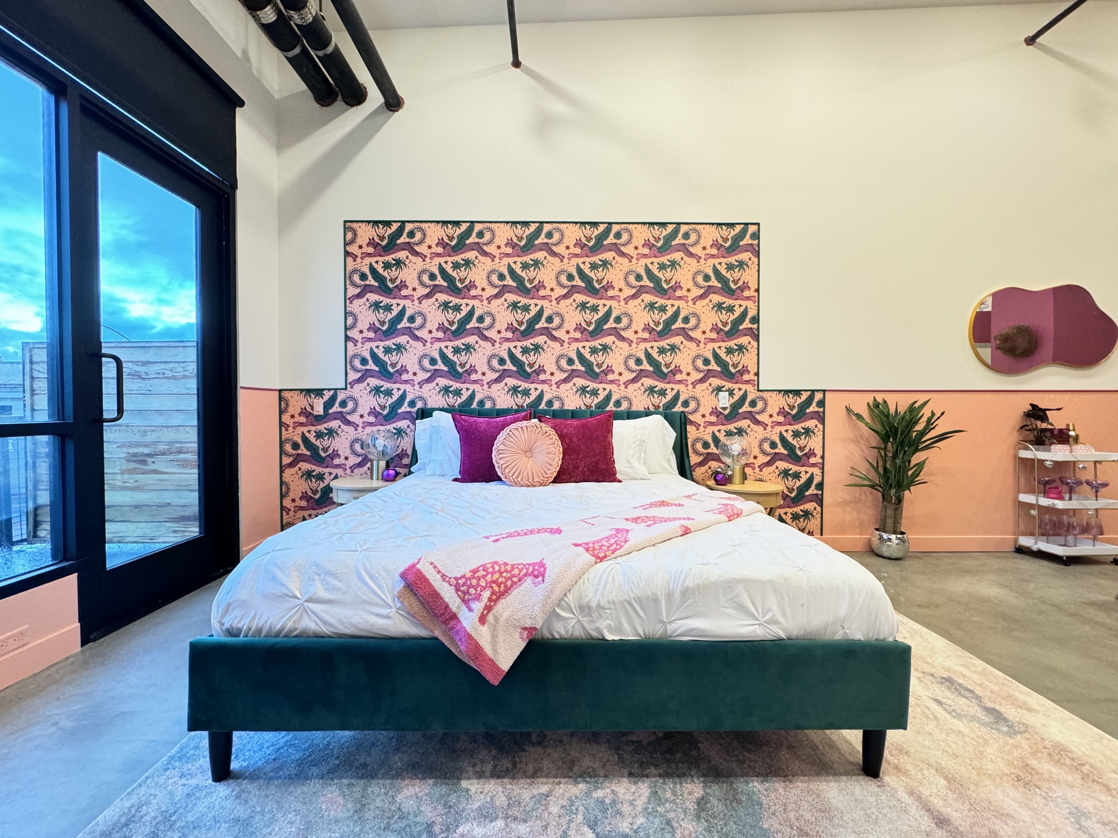 Chic Rosey Loft - 75"TV - Heart of DTSA - 2B - GYM