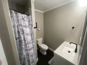 Douche, sĂšche-cheveux, serviettes fournies, papier toilette