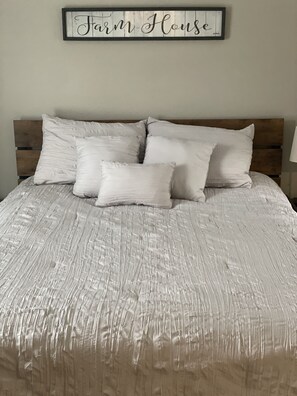 2 bedrooms, desk, travel crib, WiFi - Unwind in our Cozy Farmhouse Nestled in a Serene Country Setting (McKinney)