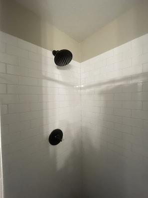 Shower, hair dryer, towels, toilet paper - Unwind in our Cozy Farmhouse Nestled in a Serene Country Setting (McKinney)