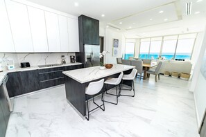 Frigorífico, microondas, placa de cocina y lavavajillas