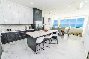 Een koelkast, een magnetron, een kookplaat, een vaatwasser