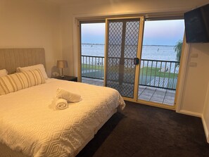 5 bedrooms, iron/ironing board, free WiFi, bed sheets