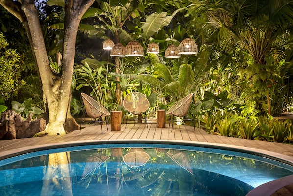 Una piscina al aire libre (de 08:00 a 22:00), tumbonas