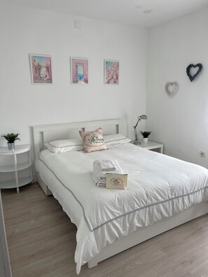 Basic Room, Non Smoking, Mountain View | Premium bedding, down comforters, memory foam beds - Villa Preciosa (Méntrida)