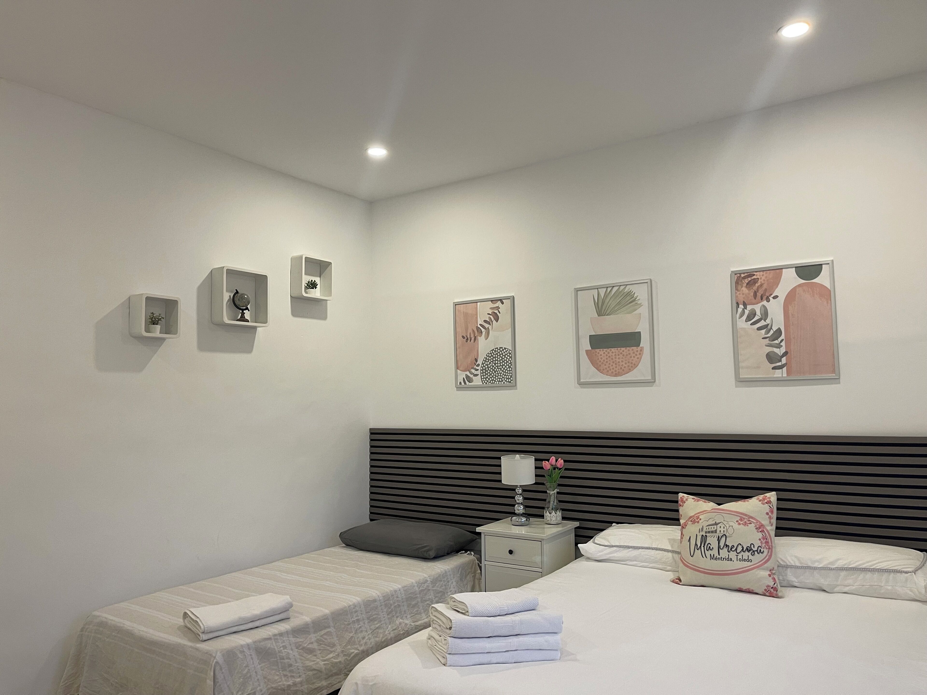 Premium-huone | Ylelliset vuodevaatteet, untuvapeitot, memory foam -patjalliset sängyt