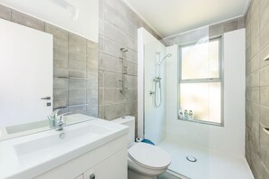 Ducha, toallas, jabón, shampoo