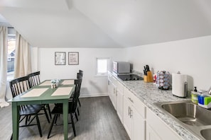 Réfrigérateur, micro-ondes, plaque de cuisson, cafetière/bouilloire