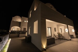 Fachada da propriedade à noite