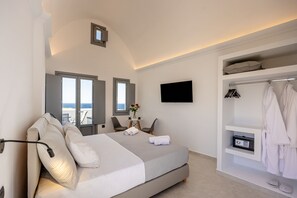 Habitación Deluxe doble, bañera de hidromasaje, vistas al mar | Ropa de cama de alta calidad, caja fuerte, cortinas opacas