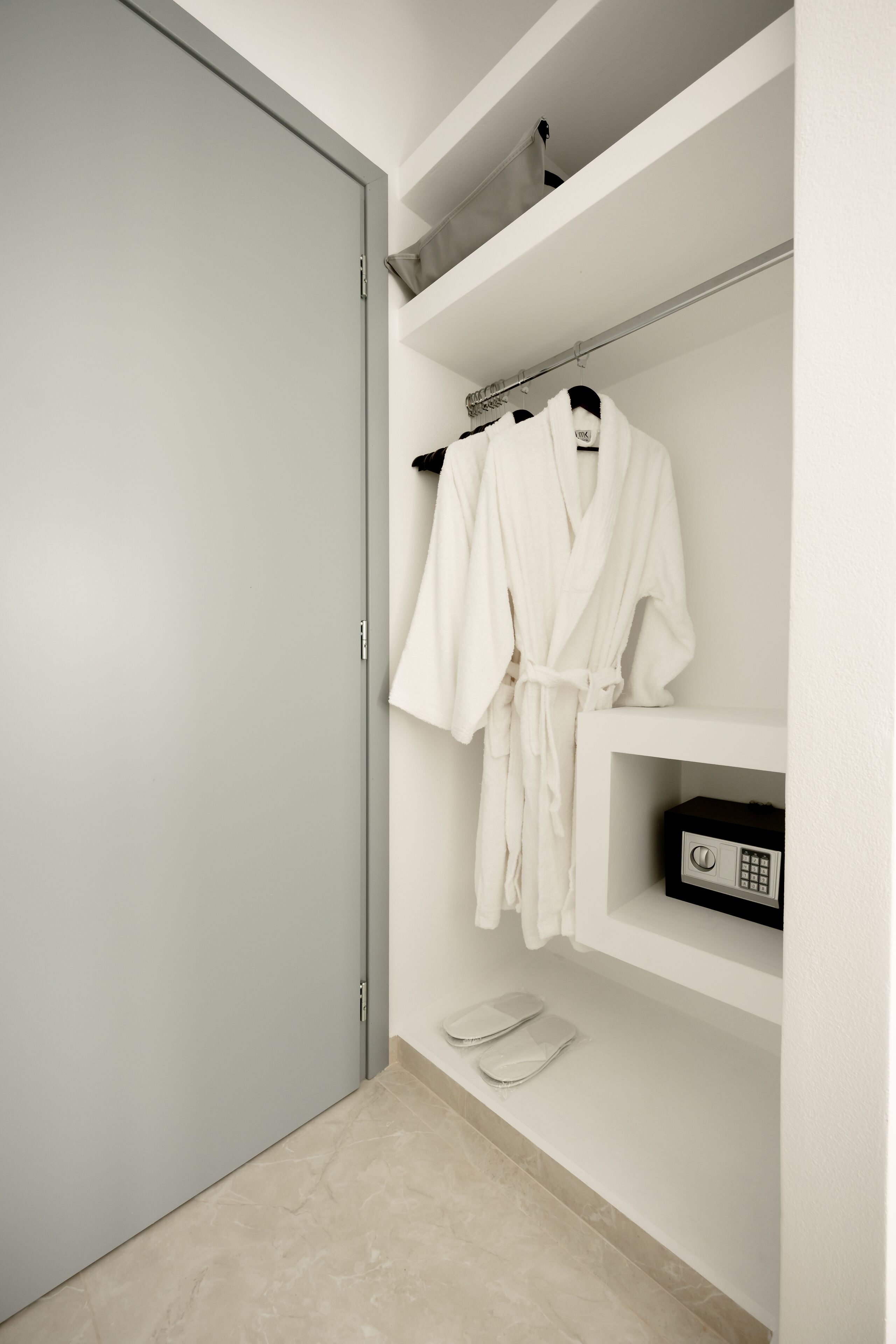 Dobbeltrom – deluxe, spabadekar, delvis sjøutsikt | Klesskap