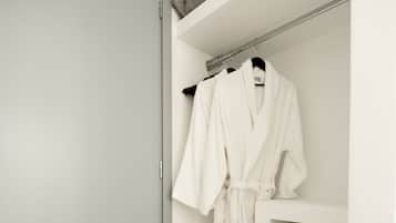 Dobbeltrom – deluxe, spabadekar, delvis sjøutsikt | Klesskap