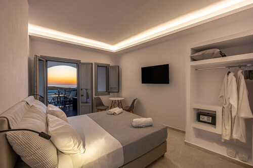 Nastram Suites Oia