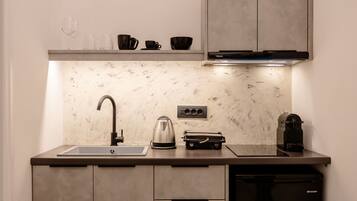Kamar Double Deluks, hot tub, pemandangan laut terbatas | Dapur kecil pribadi | Lemari es kecil, kompor, mesin espresso, dan mesin pembuat kopi/teh
