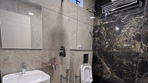 A modern bathroom with a sink, toilet, and shower. - Nexstay Kites Inn (Bengaluru)