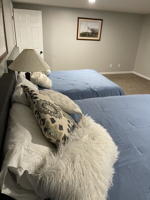 2 dormitorios, escritorio, tabla de planchar con plancha y wifi