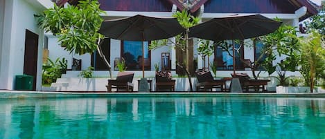 Una piscina al aire libre