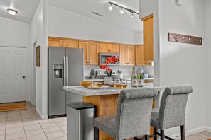 Fridge, microwave, oven, stovetop - NEW LISTING: Private Spa, Pet-Friendly, Pool, Close to Parks, Garage | C477 (Moab)