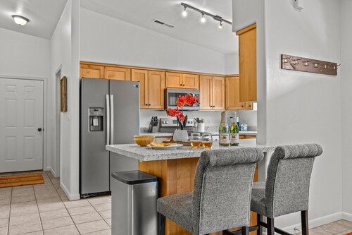 NEW LISTING: Private Spa, Pet-Friendly, Pool, Close to Parks, Garage | C477