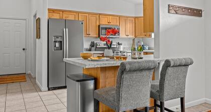 NEW LISTING: Private Spa, Pet-Friendly, Pool, Close to Parks, Garage | C477