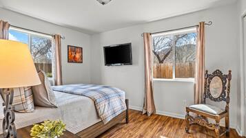 3 bedrooms, desk, iron/ironing board, free WiFi