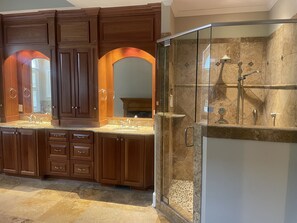 Jetted bath, hair dryer, towels, soap - Masters Rental, 4-bedroom house in West Lake Country Club (Martinez)