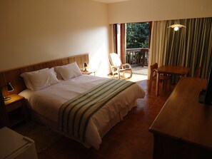 Kahden hengen standard-huone (yksi tai kaksi sänkyä), pohjakerroksessa | Ilmainen Wi-Fi, vuodevaatteet